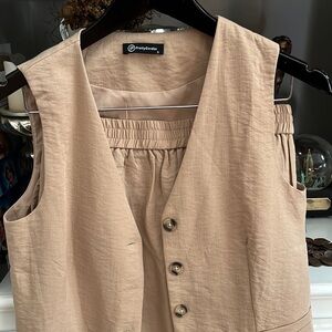 NWOT Pretty Garden Short set with vest